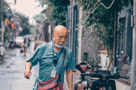 搞笑图片动态 爸爸走过去